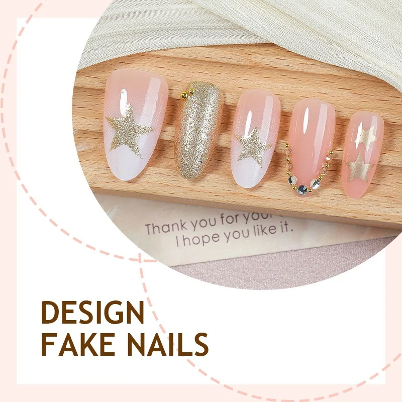 Kunstnagelset mit glamourösen Verzierungen Karnz