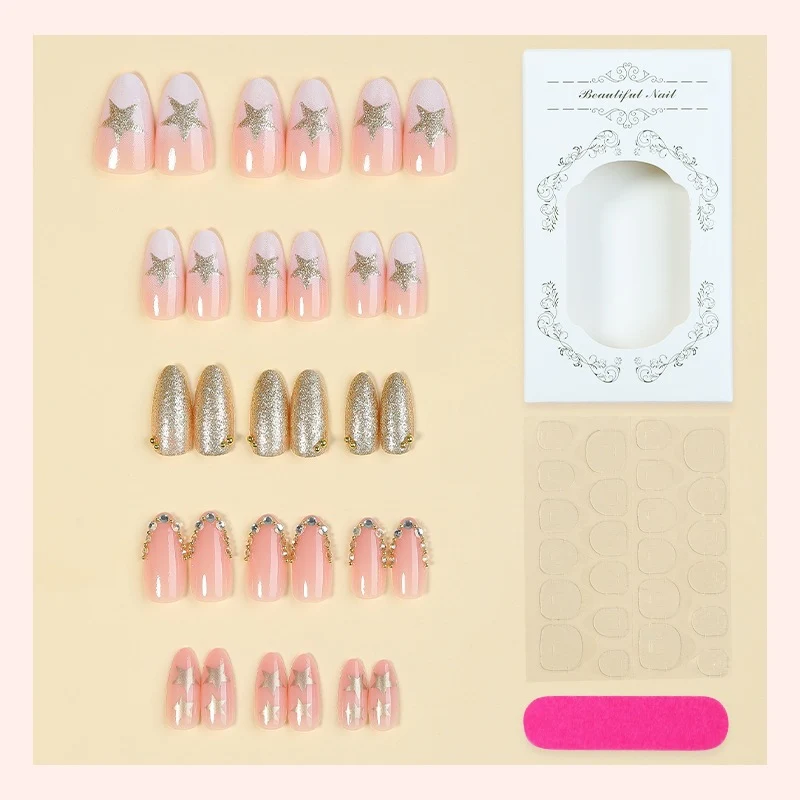 Kunstnagelset mit glamourösen Verzierungen Karnz