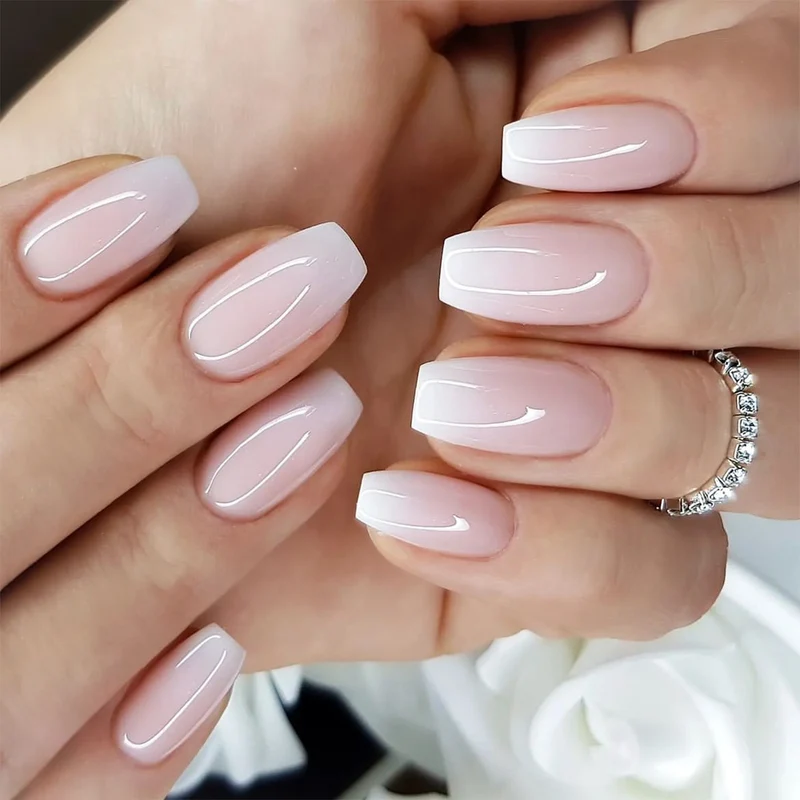 Kunstnagelset mit glamourösen Übergangseffekten Karnz
