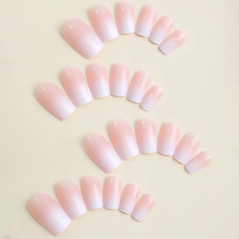 Kunstnagelset mit glamourösen Übergangseffekten Karnz