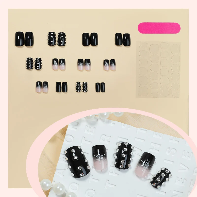 Kunstnagelset mit Glamourösen Strassakzenten Karnz