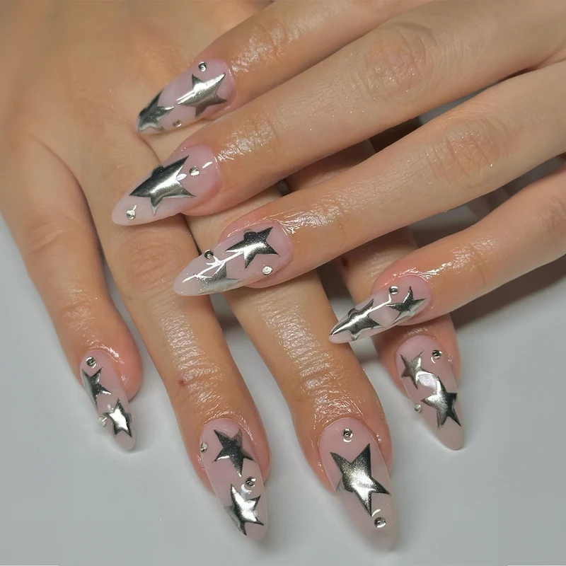 Kunstnagelset mit glamourösen Sternen-Akzenten Karnz