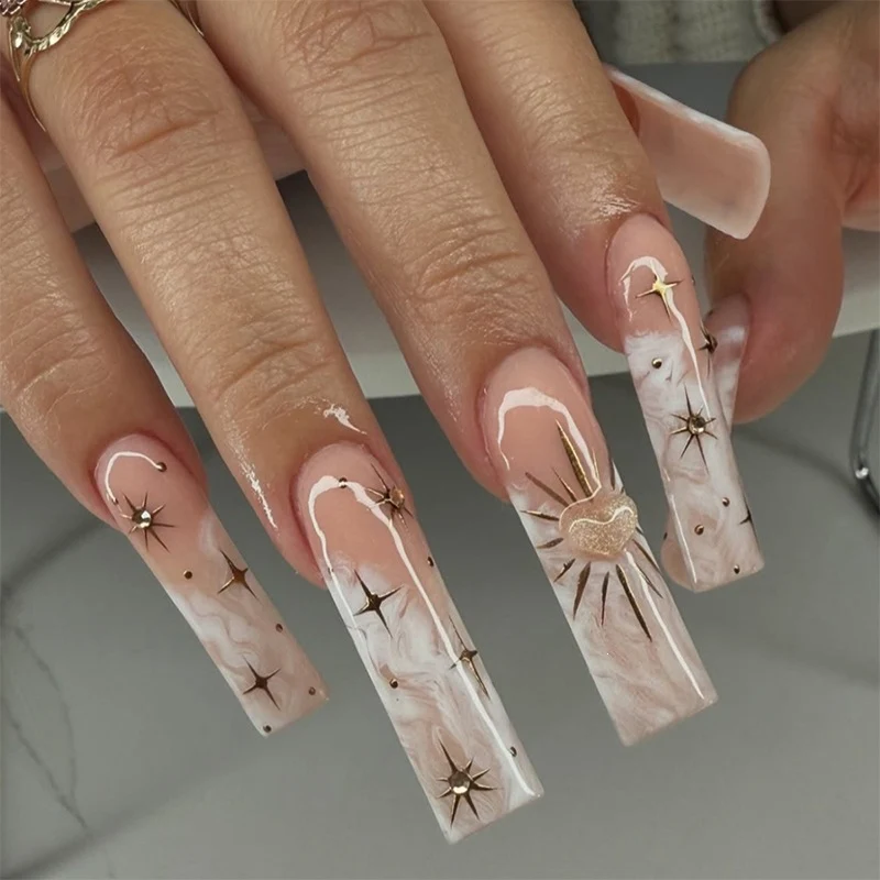 Kunstnagelset mit glamourösen Goldverzierungen Karnz