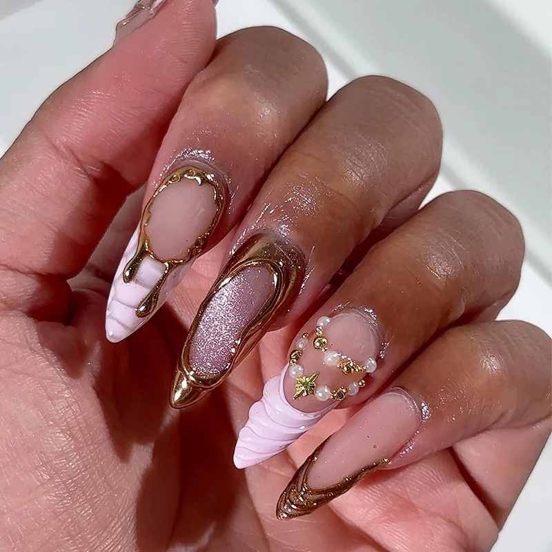 Kunstnagelset mit glamourösen Goldakzenten und eleganten Designs Karnz