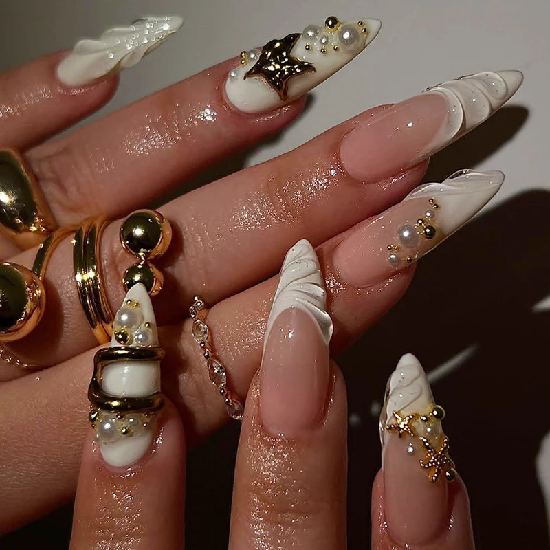 Kunstnagelset mit glamourösen Goldakzenten Karnz