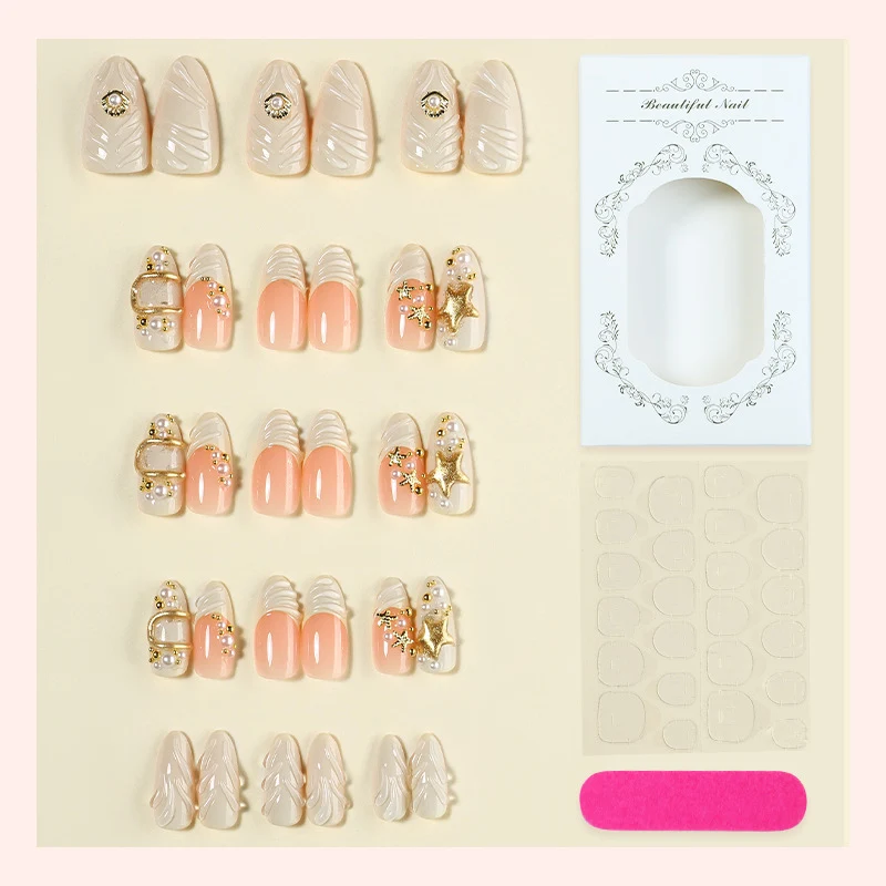 Kunstnagelset mit glamourösen Goldakzenten Karnz