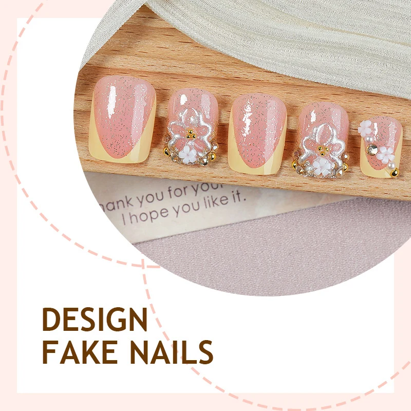 Kunstnagelset mit glamourösen Glitzer- und Blumenakzenten Karnz
