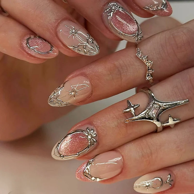 Kunstnagelset mit glamourösen floralem und metallic Akzenten Karnz