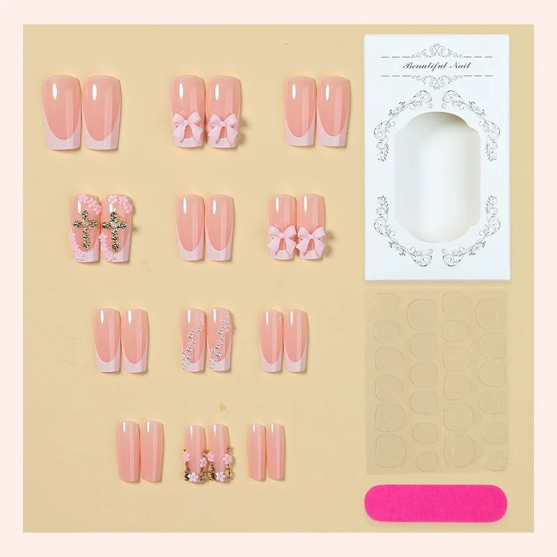 Kunstnagelset mit glamourösen Blüten- und Perlenverzierungen Karnz