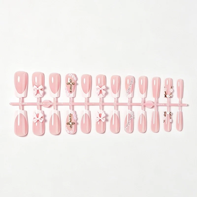 Kunstnagelset mit glamourösen Blüten- und Perlenverzierungen Karnz