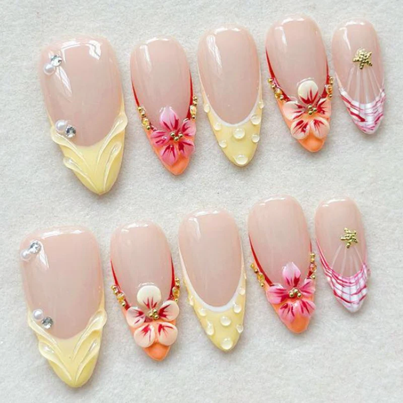 Kunstnagelset mit glamourösen Blüten- und Glitzerverzierungen Karnz