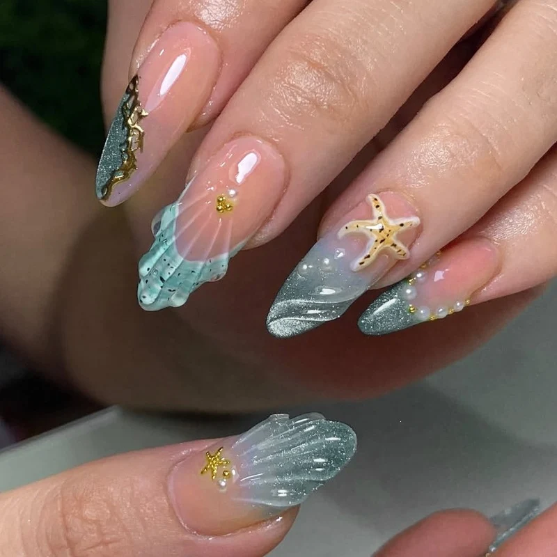 Kunstnagelset mit glamourösen Akzenten und zartem Ombre-Effekt Karnz