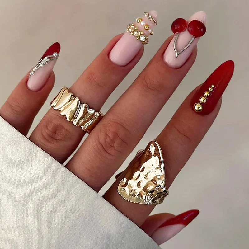 Kunstnagelset mit glamourösen Akzenten und fröhlichen Mustern Karnz