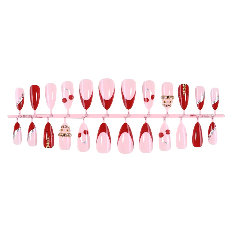 Kunstnagelset mit glamourösen Akzenten und fröhlichen Mustern Karnz