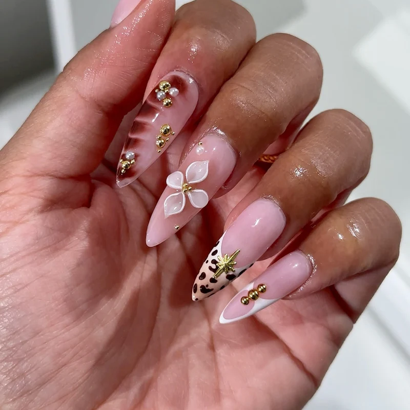 Kunstnagelset mit glamourösen Akzenten und floralen Verzierungen Karnz
