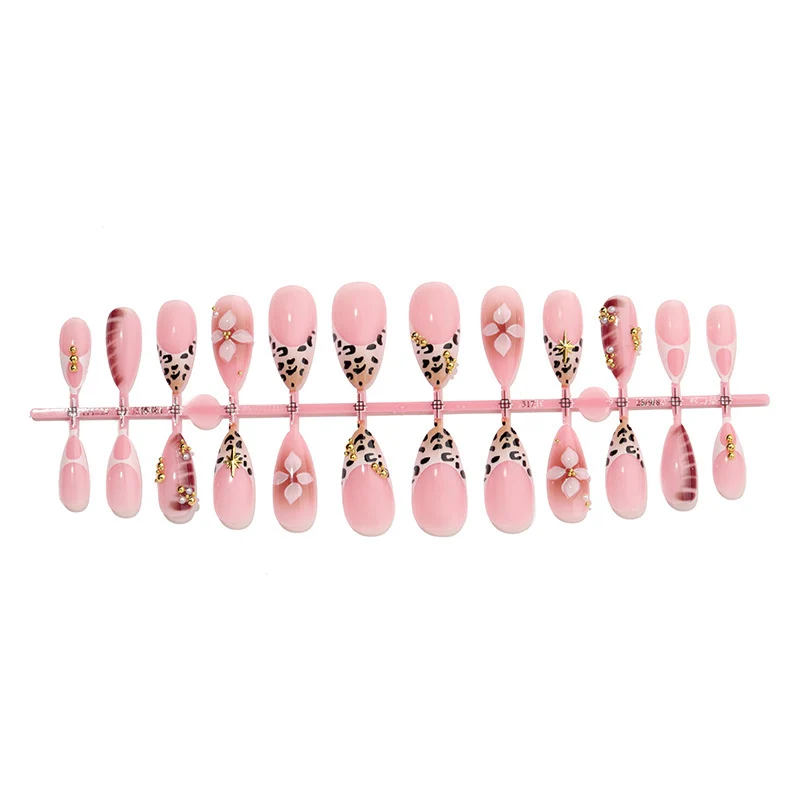 Kunstnagelset mit glamourösen Akzenten und floralen Verzierungen Karnz
