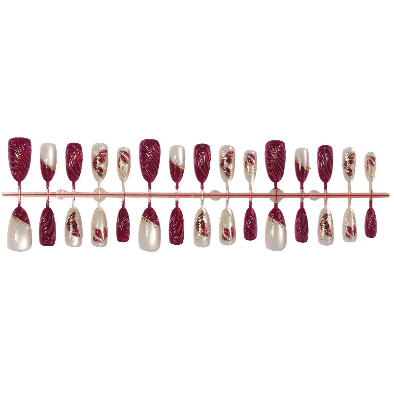 Kunstnagelset mit glamourösem 3D-Design und luxuriösen Verzierungen Karnz