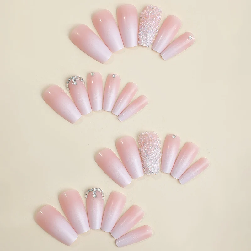 Kunstnagelset mit funkelnden Glitzereffekten und zarten Winter-Motiv Karnz