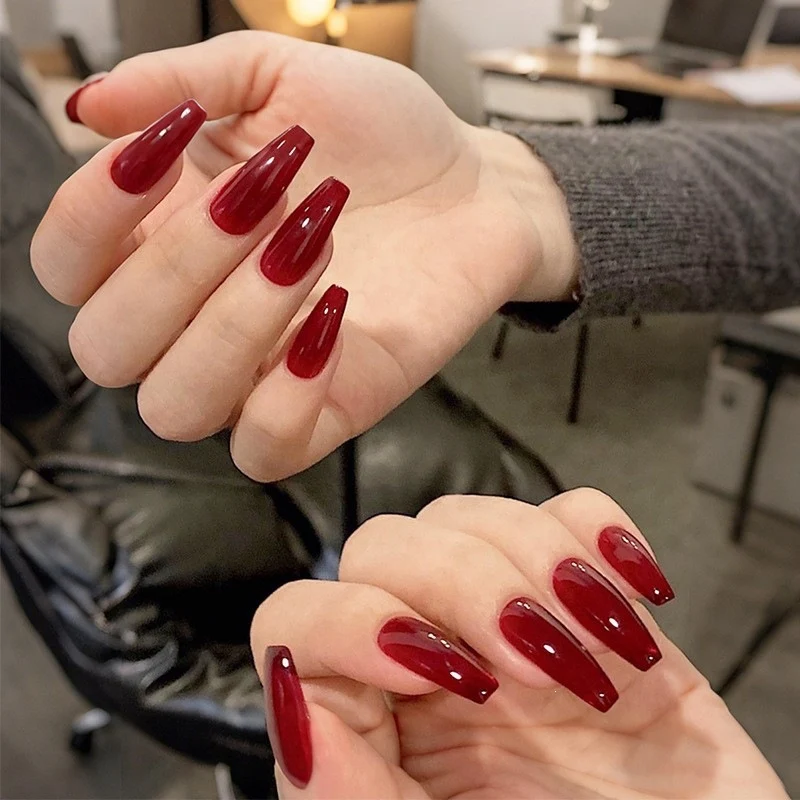 Kunstnagelset mit funkelnden Glitzereffekten und zarten Winter-Motiv Karnz