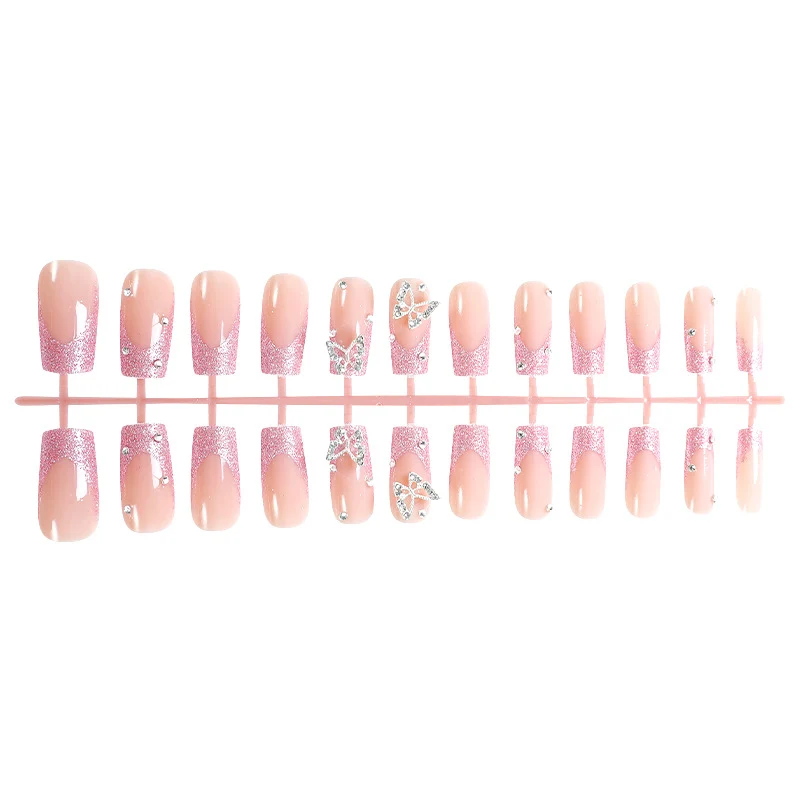 Kunstnagelset mit funkelnden Glitzerakzenten und eleganten Schmetterlingsmotiven Karnz