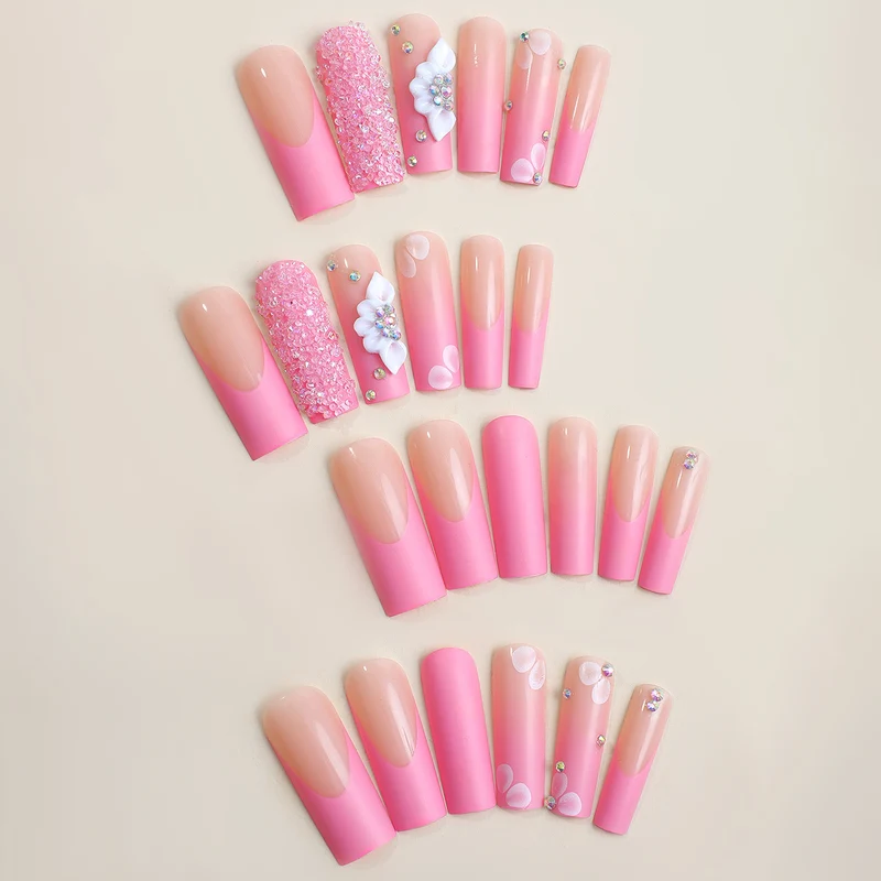Kunstnagelset mit funkelnden Glitzer- und zarten Blumendekoren Karnz
