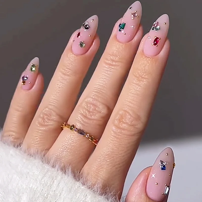 Kunstnagelset mit funkelnden Detailverzierungen Karnz