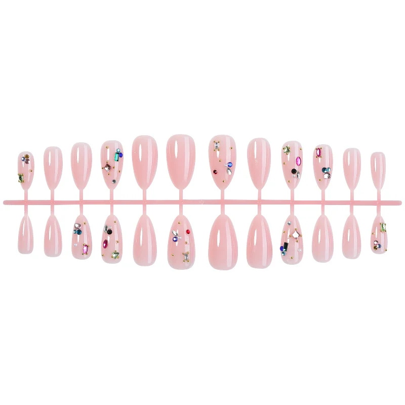 Kunstnagelset mit funkelnden Detailverzierungen Karnz