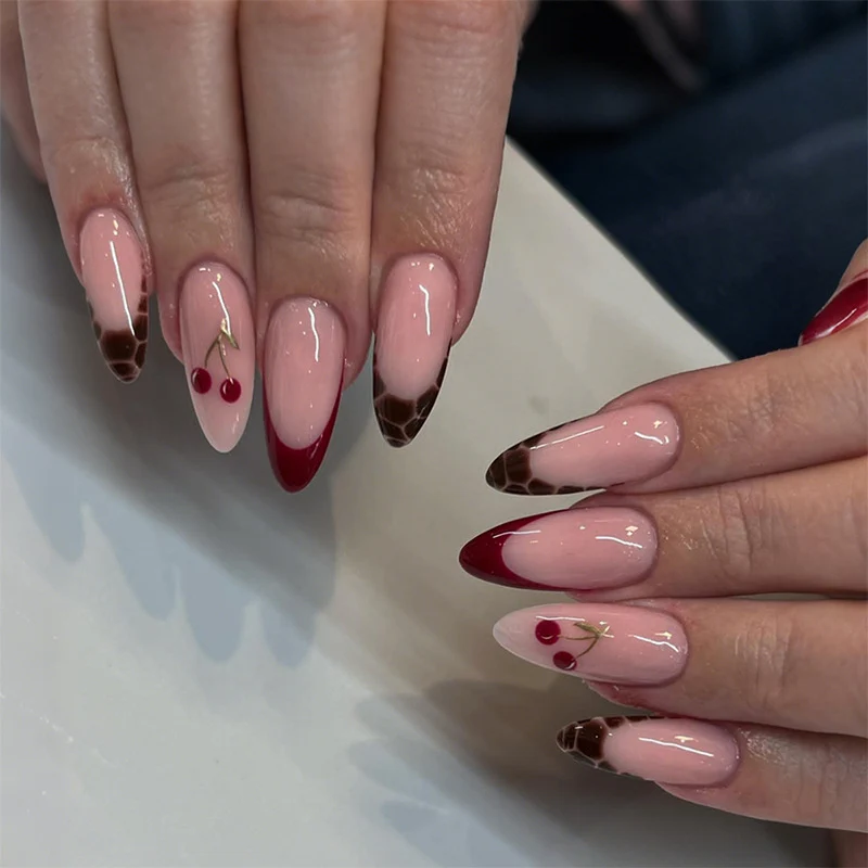 Kunstnagelset mit fruchtigem Kirsch-Design und elegantem Farbverlauf Karnz