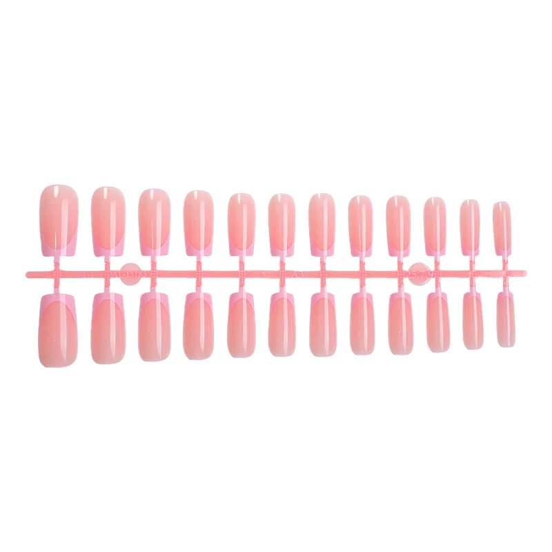 Kunstnagelset mit French Tips Karnz