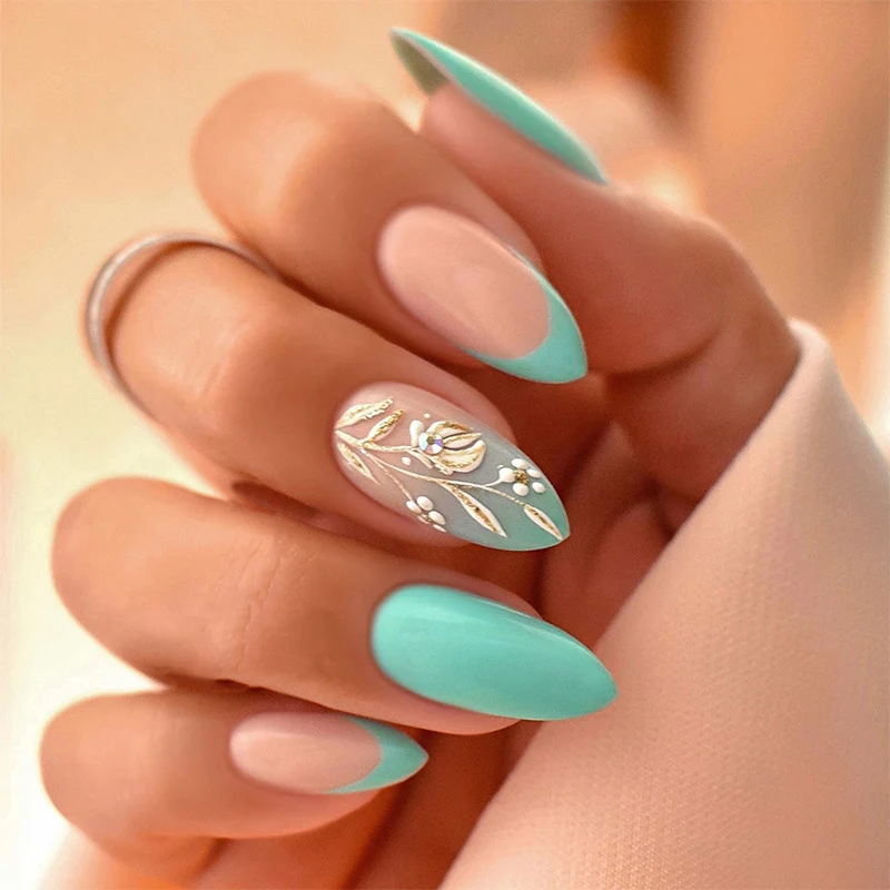 Kunstnagelset mit floralen Verzierungen und eleganter Form Karnz