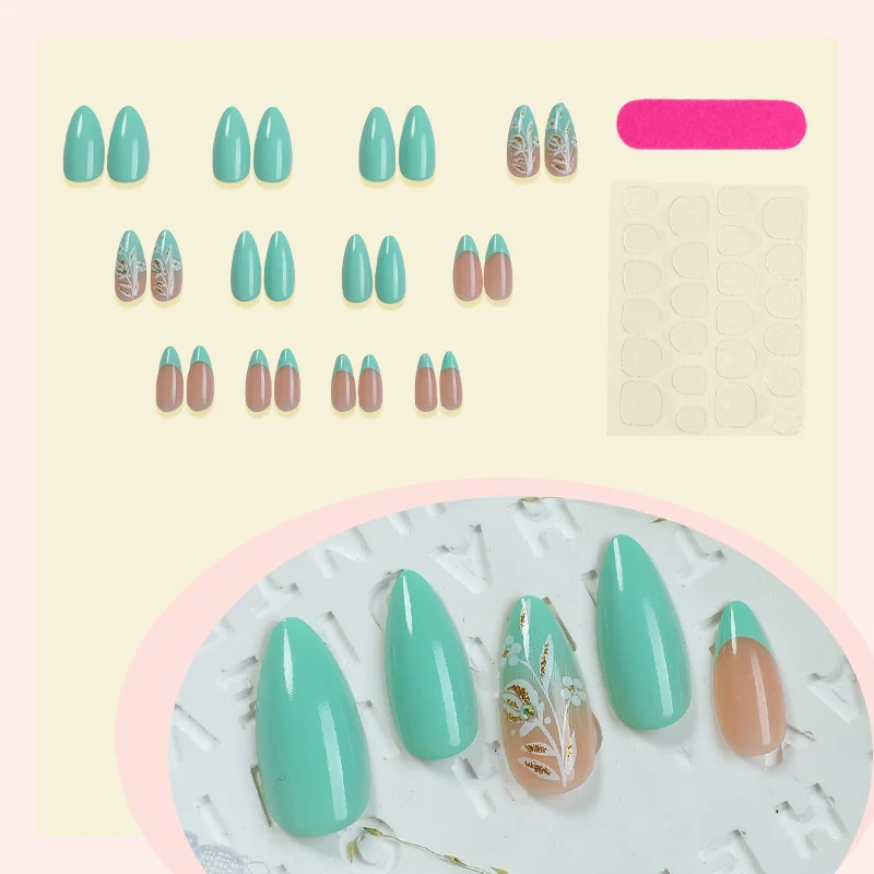 Kunstnagelset mit floralen Verzierungen und eleganter Form Karnz
