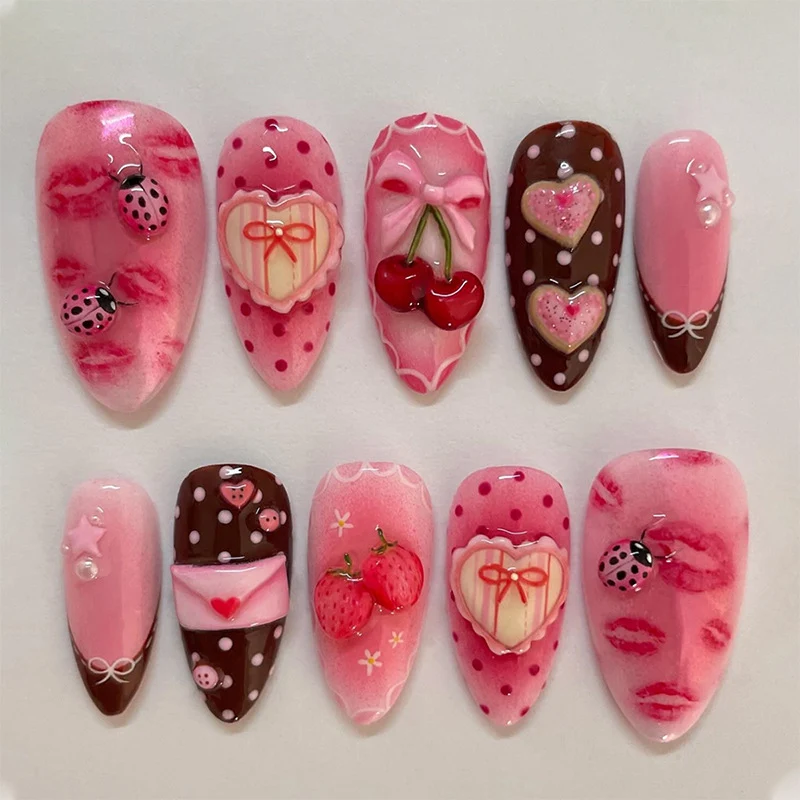 Kunstnagelset mit floralen und verspielten Tee-Motiven Karnz