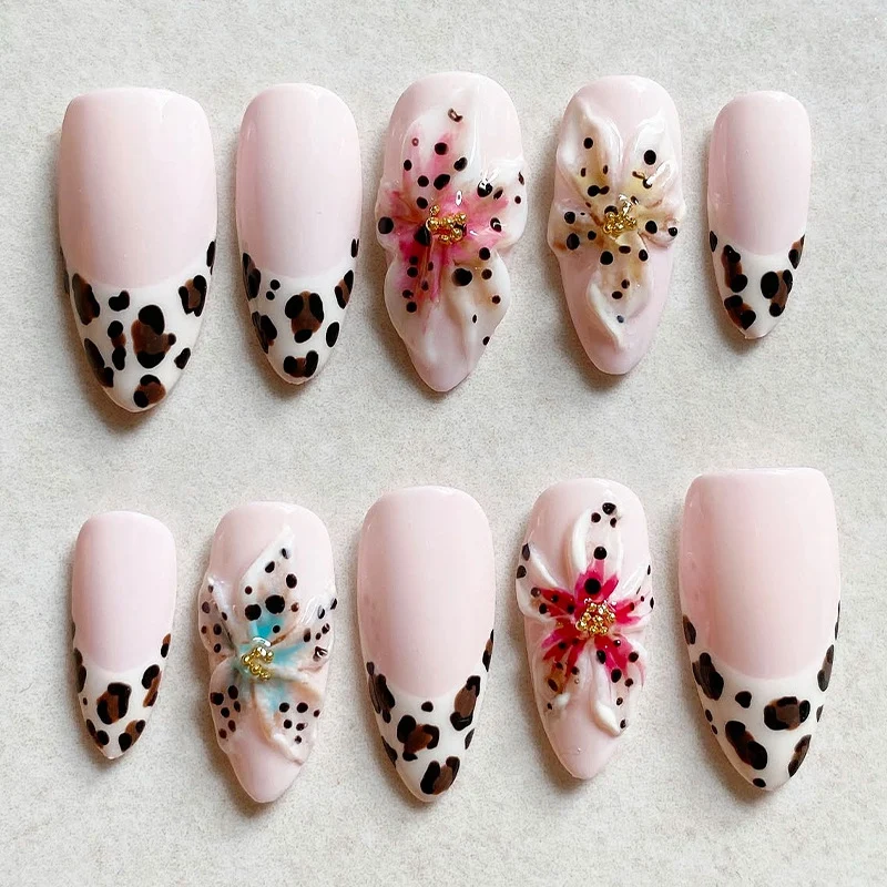 Kunstnagelset mit floralen und tierischen Motiven Karnz