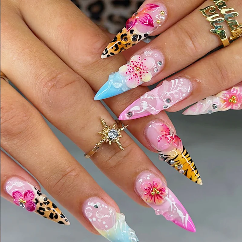 Kunstnagelset mit floralen und tierischen Designs Karnz