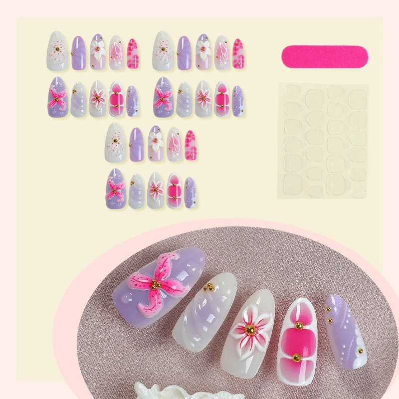 Kunstnagelset mit floralen und perlverzierten Elementen Karnz