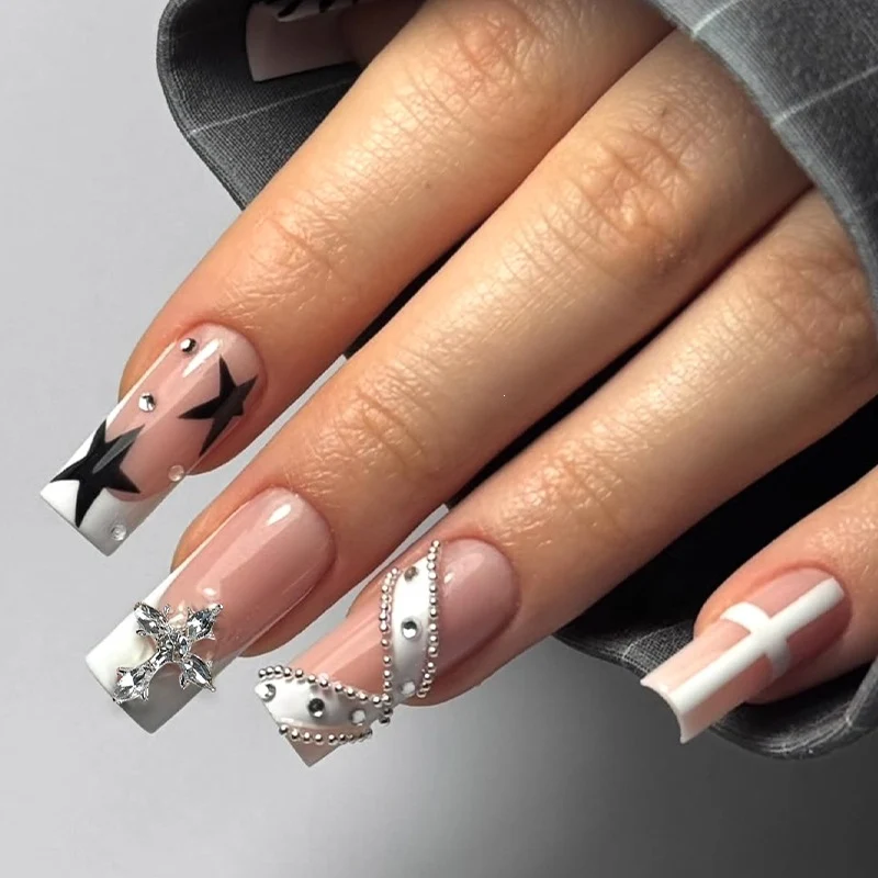 Kunstnagelset mit floralen und modernen Designs Karnz