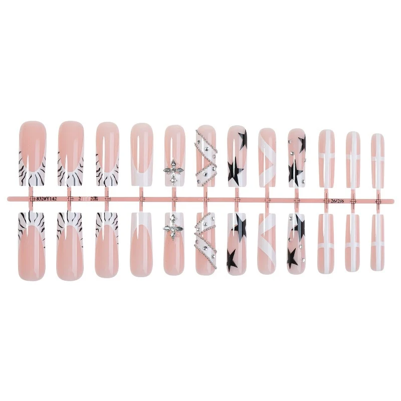 Kunstnagelset mit floralen und modernen Designs Karnz