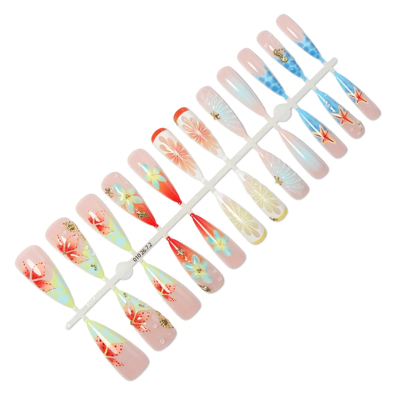 Kunstnagelset mit floralen und maritimen Akzenten Karnz