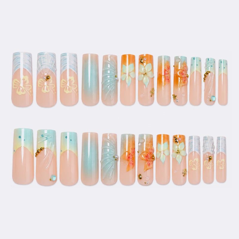 Kunstnagelset mit floralen und luxuriösen Verzierungen Karnz