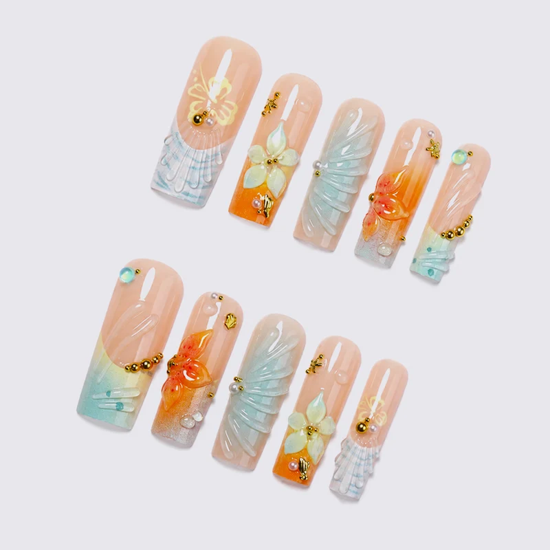 Kunstnagelset mit floralen und luxuriösen Verzierungen Karnz