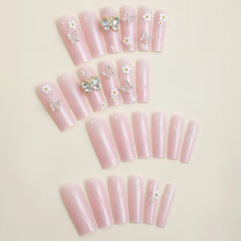 Kunstnagelset mit floralen und glitzernden Akzenten Karnz