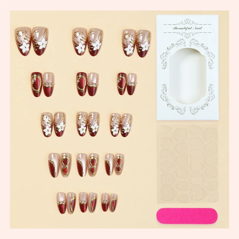 Kunstnagelset mit floralen und glamourösen Goldverzierungen Karnz