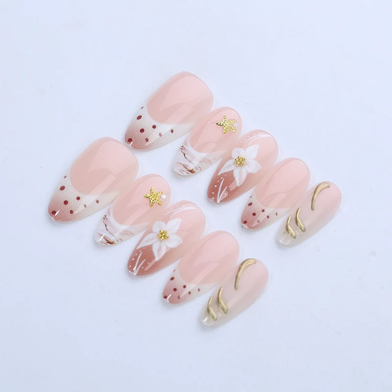 Kunstnagelset mit floralen und eleganten Details Karnz