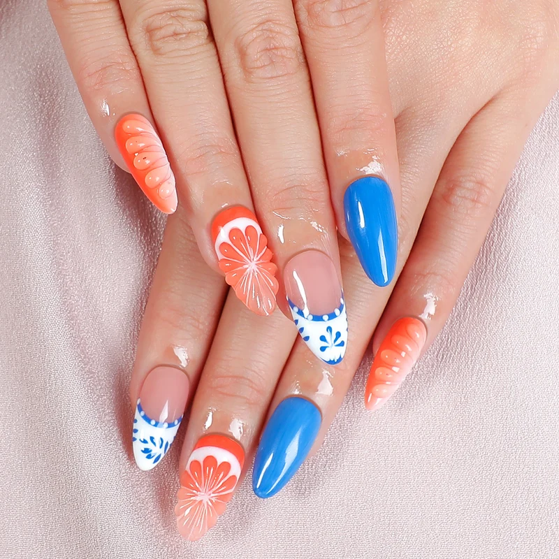 Kunstnagelset mit floralen und bunten Designs Karnz