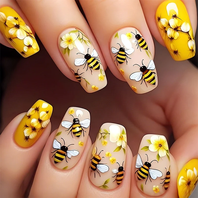 Kunstnagelset mit floralen und bienenmotiven Karnz