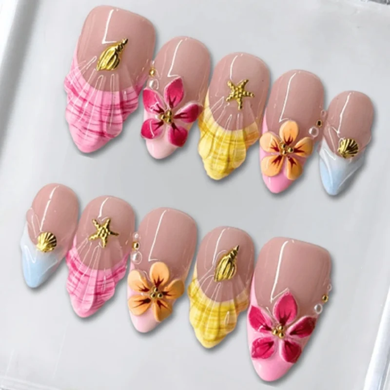 Kunstnagelset mit floralen Mustern und funkelnden Akzenten Karnz