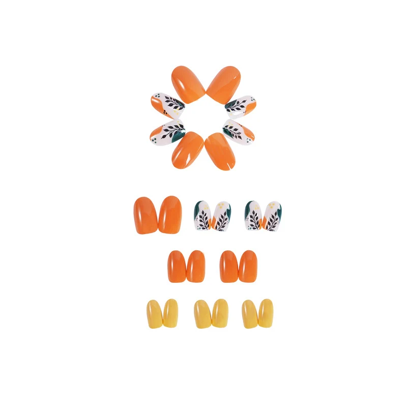 Kunstnagelset mit floralen Mustern und eleganten Glitzerakzenten Karnz