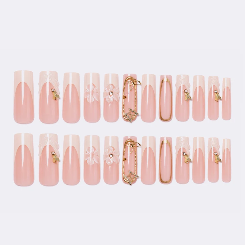 Kunstnagelset mit floralen Gravuren und eleganten Verzierungen Karnz
