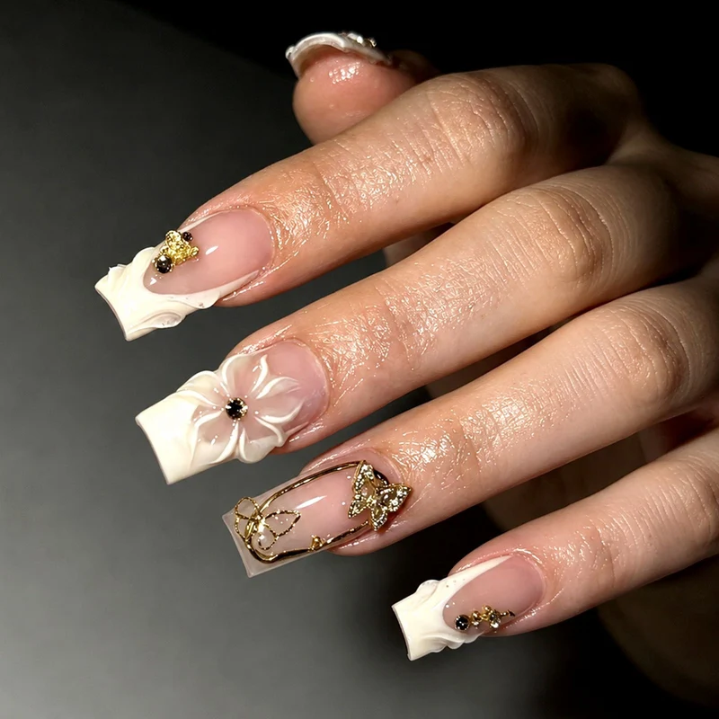 Kunstnagelset mit floralen Gravuren und eleganten Verzierungen Karnz