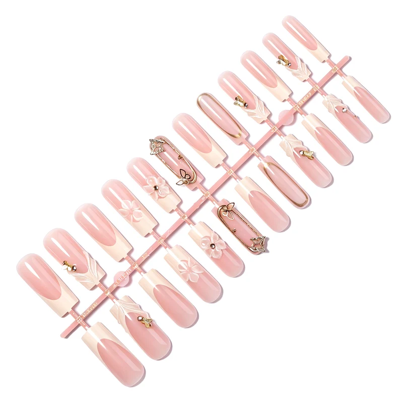 Kunstnagelset mit floralen Gravuren und eleganten Verzierungen Karnz